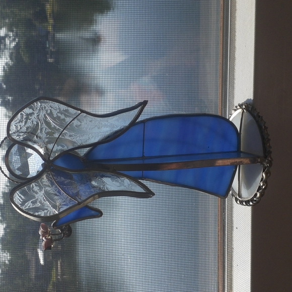 Free standing blue stainglass angel with porcelain roses. - Picture 2 of 5